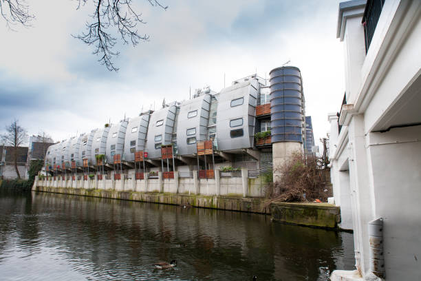 istock Grand Union Canal Walk 1424190635