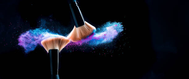 rozproszenie pudru do makijażu z pędzli do makijażu ocierających się o siebie - make up brush make up fashion equipment zdjęcia i obrazy z banku zdjęć