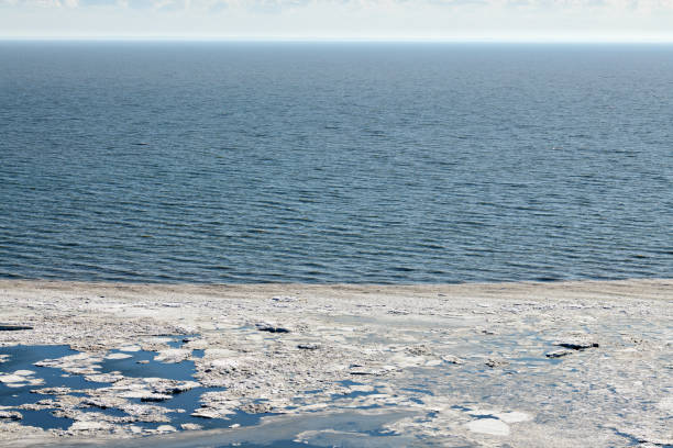 fonte de la glace de mer phénomène naturel saisonnier du printemps à venir, la glace sur l’eau fond sous l’effet du soleil brûlant - horizon over water horizontal surface level viewpoint photos et images de collection