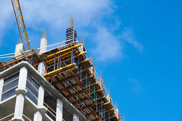 construcción de nuevo edificio con pisos de hormigón armado, espacio de copia de cielo azul - música industrial fotografías e imágenes de stock