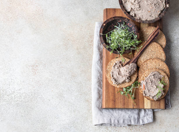 수제 고기 또는 닭고기 간은 멀티 그레인 크래커와 마이크로 그린, 밝은 콘크리트 배경으로 페이트합니다. 상단 보기. - foie gras goose meat liver pate 뉴스 사진 이미지