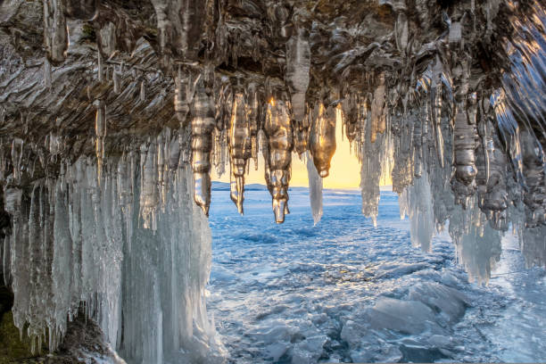 日没時のバイカル湖の洞窟のつらら - icicle ice textured arctic ストックフォトと画像