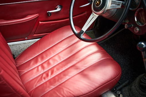 Image shows the inside of an old US car of the - as I guess - 1950´s.