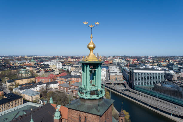 techo del ayuntamiento de estocolmo y coronas doradas en la parte superior. suecia. punto de vista del dron - kungsholmen fotografías e imágenes de stock