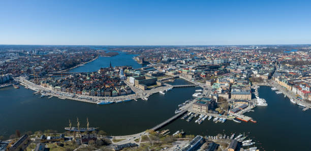 paesaggio urbano di stoccolma con bella architettura della città vecchia. svezia - stockholm panoramic bridge city foto e immagini stock