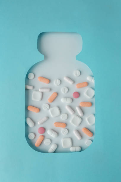 flasche mit verschiedenen pillen auf blauem hintergrund. hintergrund für medizinisches konzept. draufsicht. senkrecht - 11902 stock-fotos und bilder
