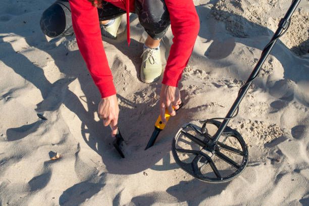 istock Female hand digging beach sand searching for treasure. Close up. 1424262594