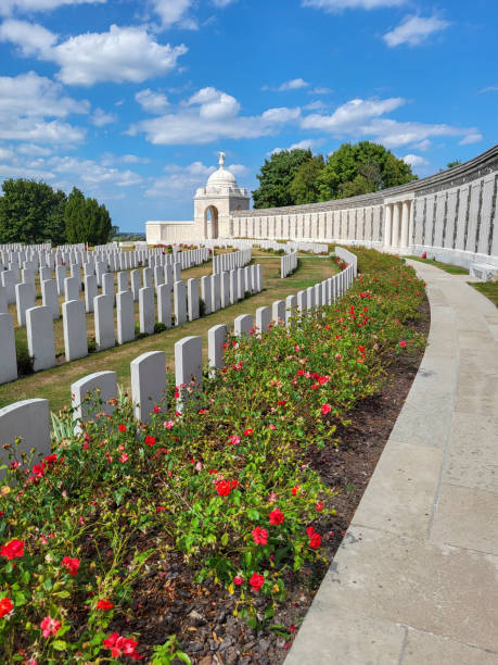 кладбище и мемориал военных захоронений содружества тайн кот - flanders war grave war memorial стоковые фото и изображения