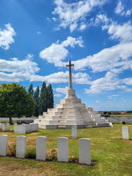 tyne cot commonwealth war graves cemetery and memorial - flanders war grave war memorial imagens e fotografias de stock