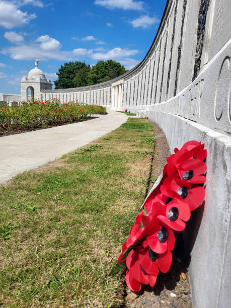 tyne cot commonwealth war graves cemetery and memorial - flanders war grave war memorial imagens e fotografias de stock