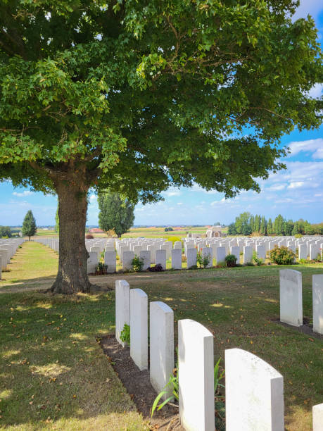 кладбище и мемориал военных захоронений содружества тайн кот - flanders war grave war memorial стоковые фото и изображения
