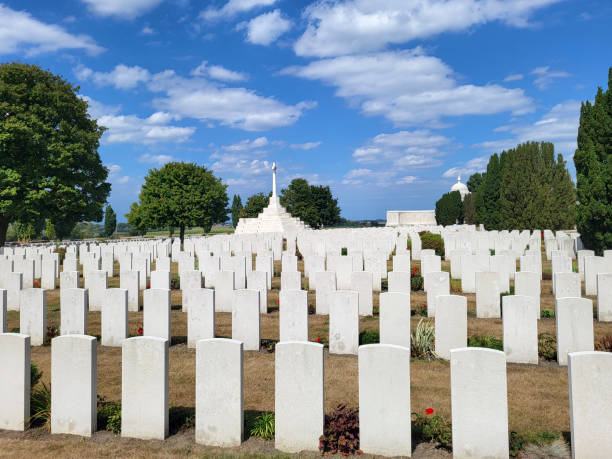 кладбище и мемориал военных захоронений содружес�тва тайн кот - flanders war grave war memorial стоковые фото и изображения