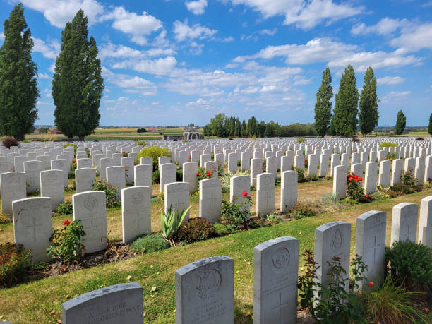 tyne cot commonwealth war graves cemetery and memorial - flanders war grave war memorial imagens e fotografias de stock