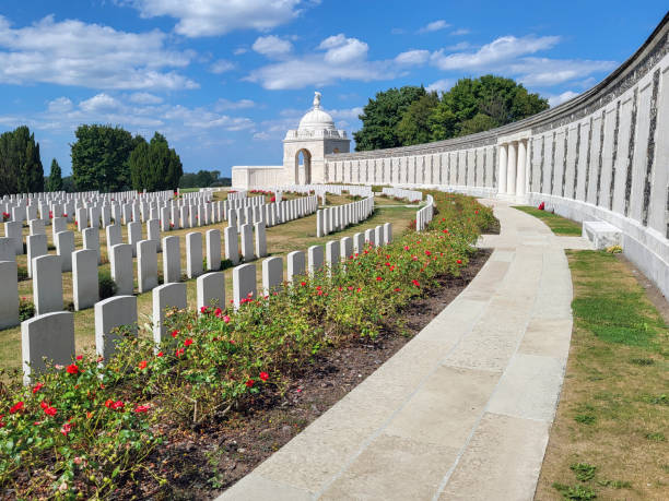 кладбище и мемориал военных захоронений содружества тайн кот - flanders war grave war memorial стоковые фото и изображения