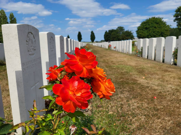 tyne cot commonwealth war graves cemetery and memorial - flanders war grave war memorial imagens e fotografias de stock