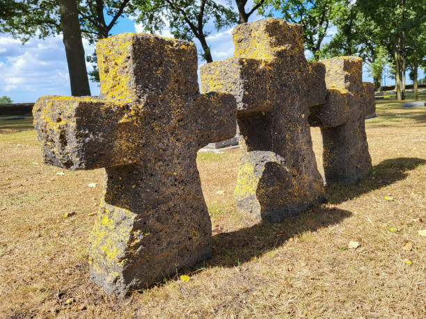 немецкое кладбище первой мировой войны в западной флан�дрии - flanders war grave war memorial стоковые фото и изображения
