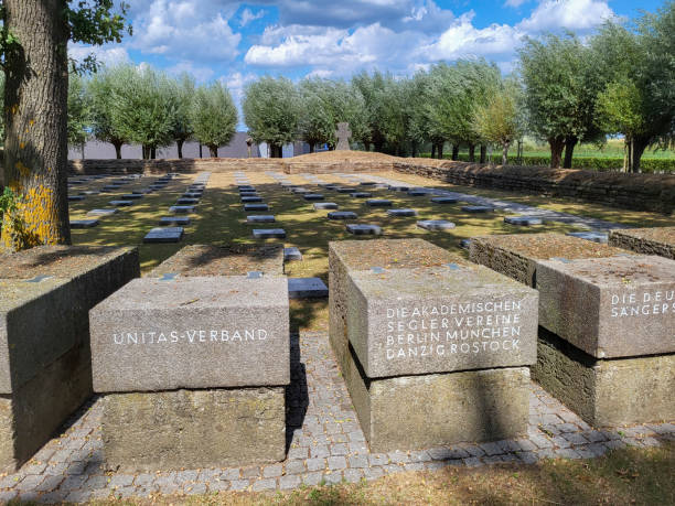 немецкое кладбище первой мировой войны в западной фландрии - flanders war grave war memorial стоковые фото и изображения