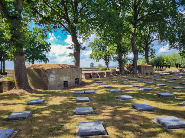 немецкое кладбище первой мировой войны в западной фландрии - flanders war grave war memorial стоковые фото и изображения