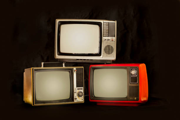 três velhas pilhas de televisão retrô - three objects audio - fotografias e filmes do acervo