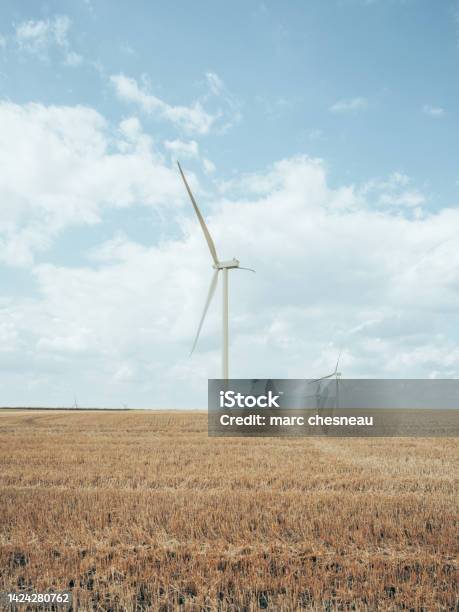 Une Éolienne Dans Un Champ De Blé Stock Photo - Download Image Now - Heat - Temperature, Wind Turbine, Agricultural Field