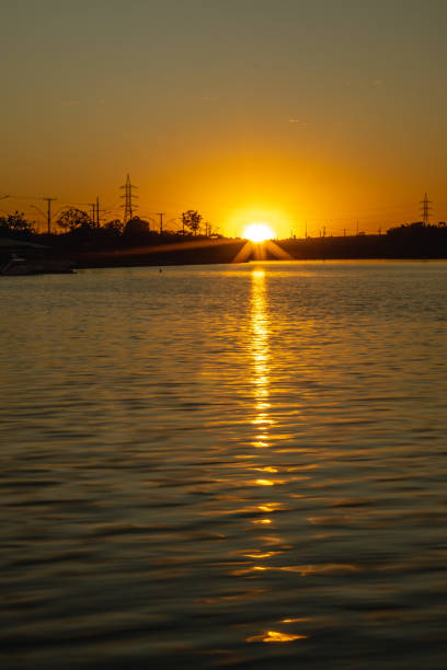 pôr do sol no lago paranoá em brasília - lago paranoá - fotografias e filmes do acervo