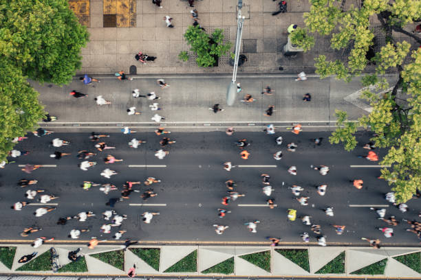 widok z lotu ptaka w mieście maraton biegaczy - marathon aerial view crowd running zdjęcia i obrazy z banku zdjęć