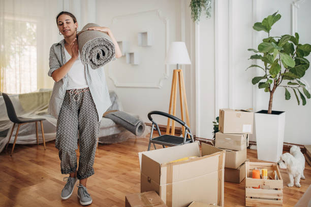 istock Woman moving in new home 1424288038