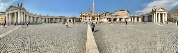 uma vista super grande angular da praça de são pedro com a basílica de são pedro da cidade do vaticano, roma, itália. (panorama super grande angular) - rome vatican italy city - fotografias e filmes do acervo