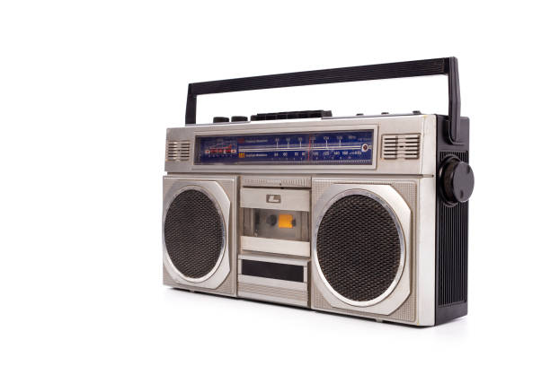 白い背景に隔離されたレトロなカセットラジオ。 - 1980s style audio ストックフォトと画像
