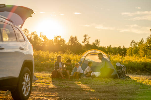 osiedlenie się w obozie - camping hiking tent couple zdjęcia i obrazy z banku zdjęć