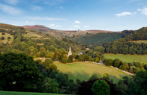 hathersage im peak district nationalpark - the bigger picture englische redewendung stock-fotos und bilder