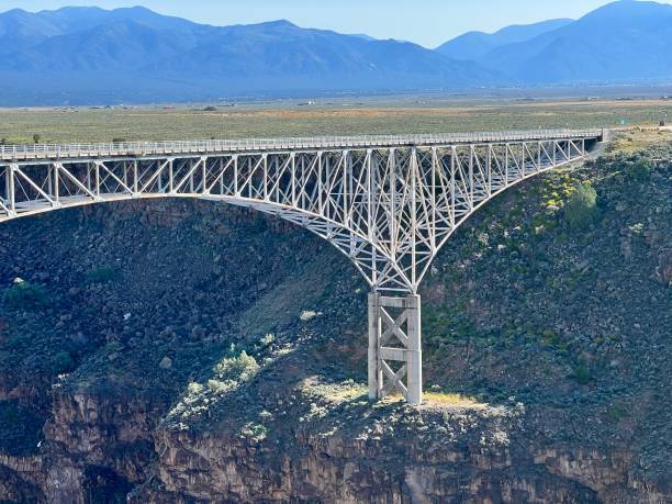 リオグランド渓谷橋 - リオグランデデルノルテ国定記念物 - ニューメキシコ州 - rio grande del norte national monument ストックフォトと画像