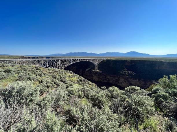 リオグランデデルノルテ国定公園 - リオグランド渓谷橋 - rio grande del norte national monument ストックフォトと画像