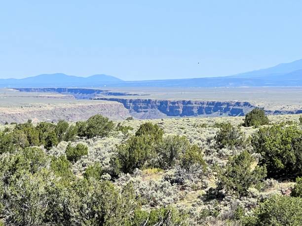 monumento nacional río grande del norte, sección sur – garganta del río grande en la distancia vista desde la carretera. - rio grande del norte national monument fotografías e imágenes de stock