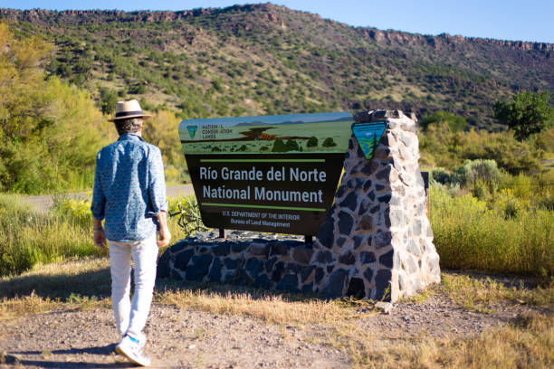 taos, nm: monumento nacional río grande del norte, turístico - rio grande del norte national monument fotografías e imágenes de stock