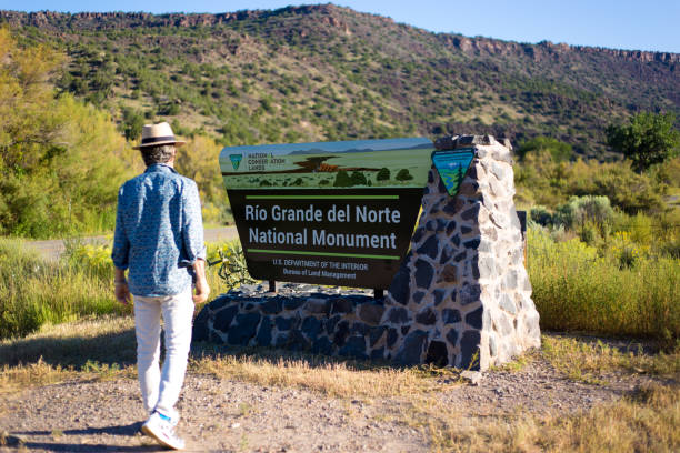 タオス、nm:リオグランデデルノルテ国定記念物サイン、観光 - rio grande del norte national monument ストックフォトと画像
