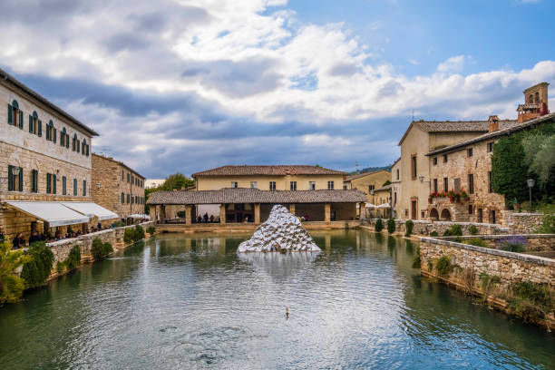 'piazza delle sorgenti' in bagno vignoni, val d'orcia - tuscany - vignoni imagens e fotografias de stock