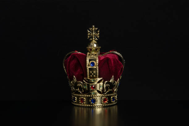 golden crown on a black background with copy space - red crowned imagens e fotografias de stock