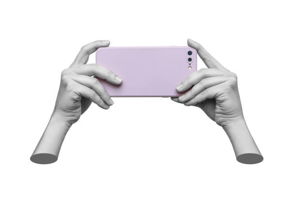 teléfono móvil con cámara de fotos en manos femeninas aisladas sobre un fondo azul. arte contemporáneo - double click fotos fotografías e imágenes de stock
