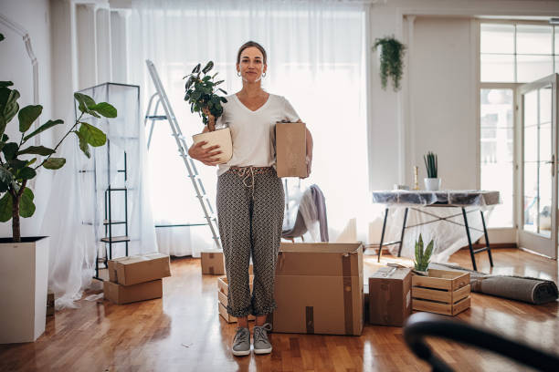 istock Moving in new apartment 1424337640