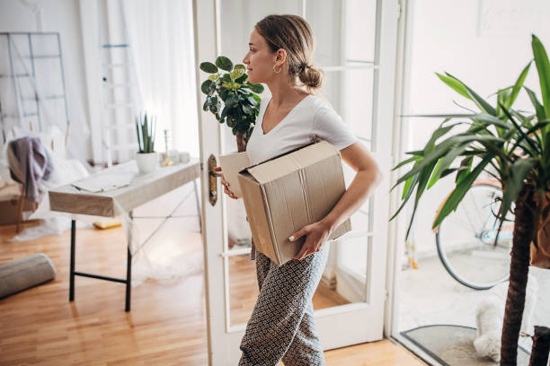 istock Arriving in new apartment 1424337750