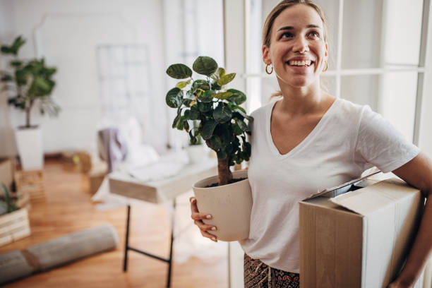 istock Woman arriving in new home 1424337928