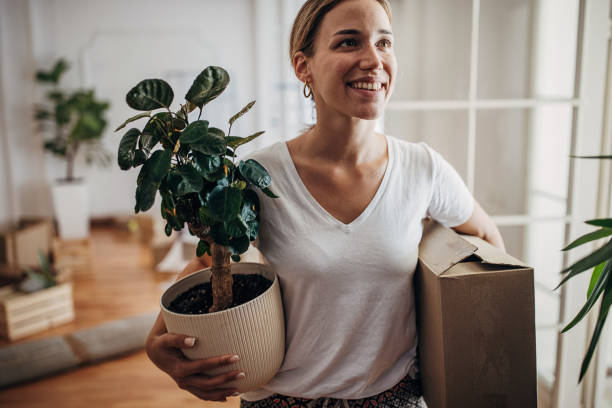 istock Moving in new apartment 1424338036