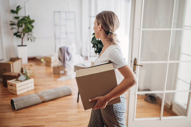 istock Arriving in new apartment 1424338125