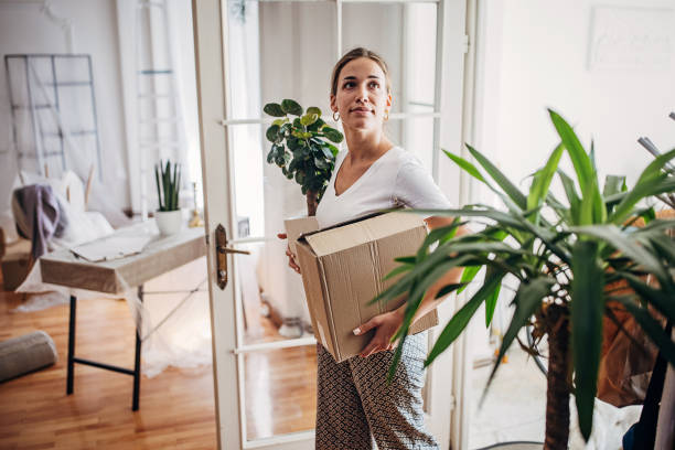 istock Arriving in new apartment 1424338179