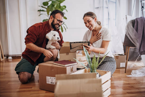 istock Couple unpacking in new apartment 1424359819