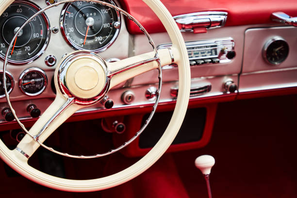 primer plano del volante en un coche antiguo - old cars audio fotografías e imágenes de stock