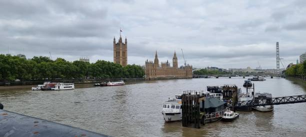 ウェ��ストミンスター宮殿とロンドンアイ - ロンドン、イギリス - camilla parker bowles ストックフォトと画像