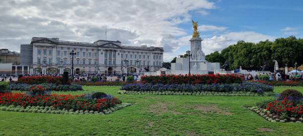 buckingham palace - london, vereinigtes königreich - elizabeth ii queen nobility british flag stock-fotos und bilder
