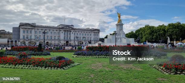 Photo libre de droit de Buckingham Palace Londres Royaumeuni banque d'images et plus d'images libres de droit de Charles III du Royaume-Uni - Charles III du Royaume-Uni, Reine Camilla du Royaume-Uni, Abbaye de Westminster